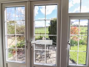 Una puerta que conduce a un patio con vistas al jardín en Castle View Cottage en Denbigh