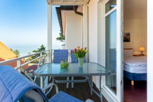 ビンツにあるNixe - Villa Helene mit Meerblick in Top Lageのバルコニー(花のテーブル付)