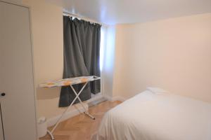 Llit o llits en una habitació de London Modern One Bedroom Apartment