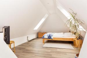 a bedroom with a bed in a attic at Das kleine Haus - Reetdachhaus Petersen in Nebel