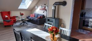 ein Wohnzimmer mit einem Esstisch und einem Kamin in der Unterkunft Ferienwohnungen Meindl in Idar-Oberstein