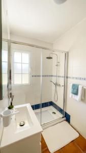 een badkamer met een douche en een wastafel bij Casa Varanda das Furnas in Furnas