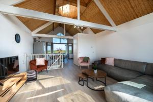 ein Wohnzimmer mit Sofa und Tisch in der Unterkunft Grimaud 179 - Kustpark Village Scaldia in Hoofdplaat