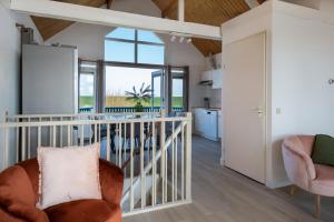 eine Küche und ein Wohnzimmer mit einem großen Fenster in der Unterkunft Grimaud 179 - Kustpark Village Scaldia in Hoofdplaat + 24 Fotos