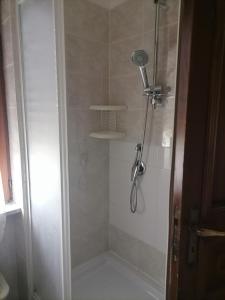 y baño con ducha con cabezal de ducha. en Domus Hera en Capaccio-Paestum