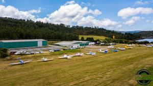 Um monte de aviões pequenos estacionados num campo. em Albergue Naturmaz em Mazaricos