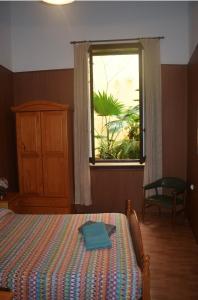 1 dormitorio con cama y ventana en Casa Colonial Cejas, en Santa Cruz de Tenerife