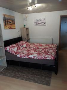 バート・ザルツンゲンにあるFerienhaus Familie Heiseのベッドルーム1室(大型ベッド1台付)