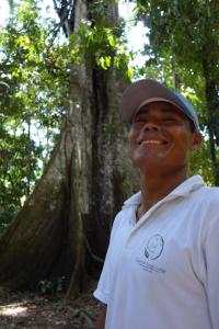Un uomo è in piedi davanti a un albero di Libertad Jungle Lodge a Yucuruche
