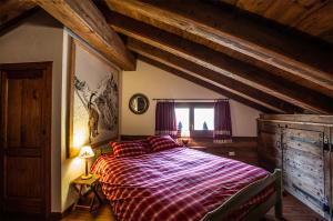 Tempat tidur dalam kamar di L'Atelier du Temps - Chalet Les Marmottes