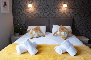 Una cama con toallas encima. en Duchy House Bed and Breakfast, en Princetown