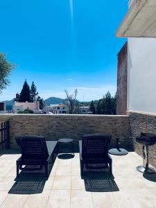- une terrasse avec 2 chaises et une table dans l'établissement Apartamento La Solanita, Artenara, à Artenara