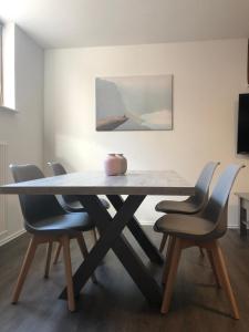a dining room with a table and chairs at FEWO Eggenstein beim KIT in Eggenstein-Leopoldshafen