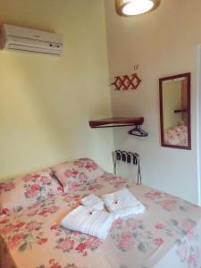 a bedroom with a bed with two towels on it at Pousada Alquimia in Jericoacoara