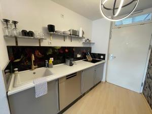 Dapur atau dapur kecil di Design Apartment Catch Me If You Can