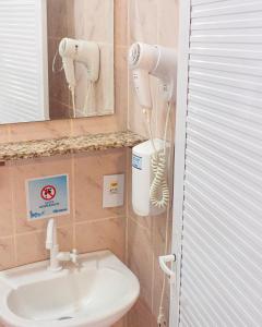 un baño con lavabo y espejo en Pousada Alquimia, en Jericoacoara