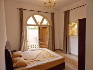 Posteľ alebo postele v izbe v ubytovaní فيلا العيلة Villa L-3eela