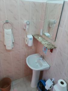 un baño con lavabo y espejo en Pousada Alquimia, en Jericoacoara