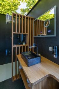 ein Badezimmer mit einer Holztheke und einem Waschbecken in der Unterkunft Lakeside Resort Michaela in Antrifttal