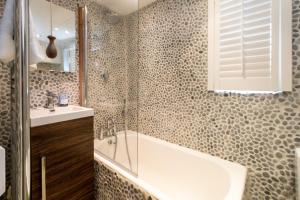 Bilik mandi di Pebble Cottage - 6 Victoria Rd - Aldeburgh Coastal Cottages +19 gambar
