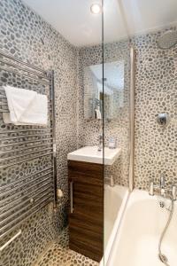 Bilik mandi di Pebble Cottage - 6 Victoria Rd - Aldeburgh Coastal Cottages