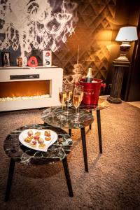 una sala de estar con una mesa con copas de vino en Nuances d'Alcôves, en Trévron