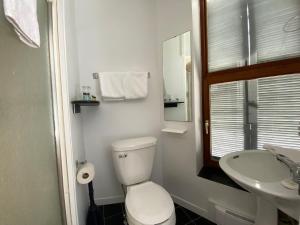 Koupelna v ubytování Hotel Belley