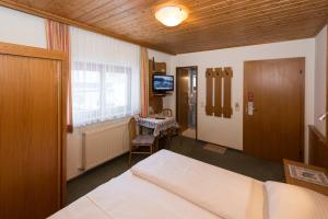 Postel nebo postele na pokoji v ubytování Pension Schipflinger + 37 fotografií