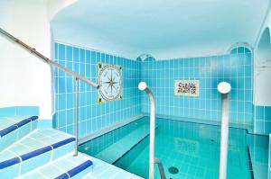 una piscina con orologio sul muro di Hotel Terme Marina a Ischia