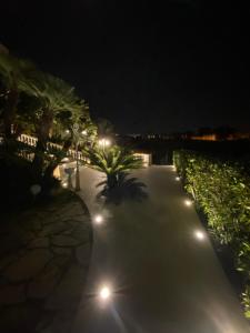 un passaggio illuminato di notte con luci di strada di Villa Princi a Villa San Giovanni