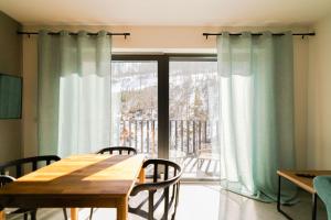 comedor con mesa y ventana grande en Apartament Solisko z widokiem na trasę narciarską - Dream Apart en Szczyrk