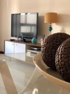 a living room with a television and a basket on a table at Arena in Mar del Plata