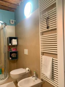 ein Bad mit einem WC und einem Waschbecken in der Unterkunft Appartamento Libbiano in Libbiano