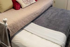 Postel nebo postele na pokoji v ubytování 6 Mi to Palm Beach Studio with Pool Access! + 20 fotografií