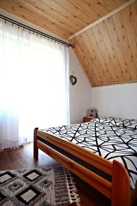 Łóżko lub łóżka w pokoju w obiekcie Drozdówka nad Soliną - Domki BOHO