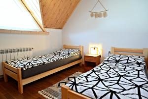 Łóżko lub łóżka w pokoju w obiekcie Drozdówka nad Soliną - Domki BOHO