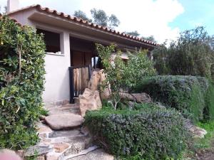 een huis met een poort en een stenen pad dat er naar toe leidt bij casa-lesia in Porto-Vecchio