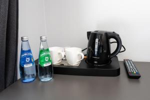 Příslušenství pro přípravu čaje a kávy v ubytování NoclegiJarocin Bed & Breakfast