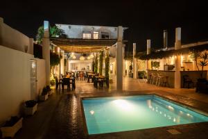 Bazén v ubytování Hotel La Ría Playas nebo v jeho okolí