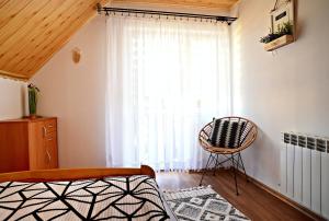 Łóżko lub łóżka w pokoju w obiekcie Drozdówka nad Soliną - Domki BOHO