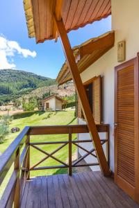 uma vista do convés de uma casa em Pousada Bela Aurora em Venda Nova do Imigrante