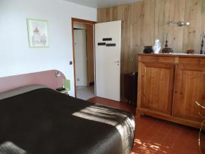 a bedroom with a bed and a bathroom with a sink at Chambre d'hôtes Chez Léon pour 1 à 4 personnes in Chaulgnes