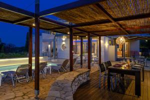 Restaurant o iba pang lugar na makakainan sa Villa Serenity - With Private Heated Pool