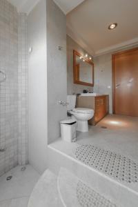ห้องน้ำของ Villa Serenity - With Private Heated Pool