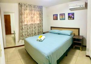 ein Schlafzimmer mit einem Bett mit zwei Stofftieren darauf in der Unterkunft Apartamentos no Solar Pipa in Pipa + 36 Fotos