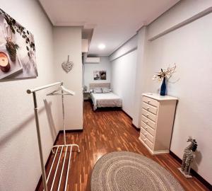 1 dormitorio con 1 cama y vestidor en una habitación en Apartamento La Plaza en Toro Zamora, en Toro