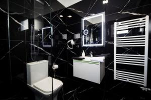 Kúpeľňa v ubytovaní *Oasis* Best View Jacuzzi New Central Apartment + 19 fotografií