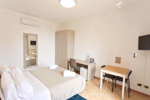 Pokój hotelowy z łóżkiem i biurkiem w obiekcie La Villa Carmelina w mieście Agerola