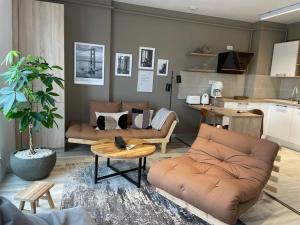 a living room with a couch and a table at Shi Mi Junior Suite in Iaşi