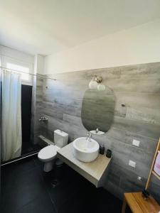 ein Bad mit einem Waschbecken und einem WC in der Unterkunft City Life Apartments #1 in Ioannina